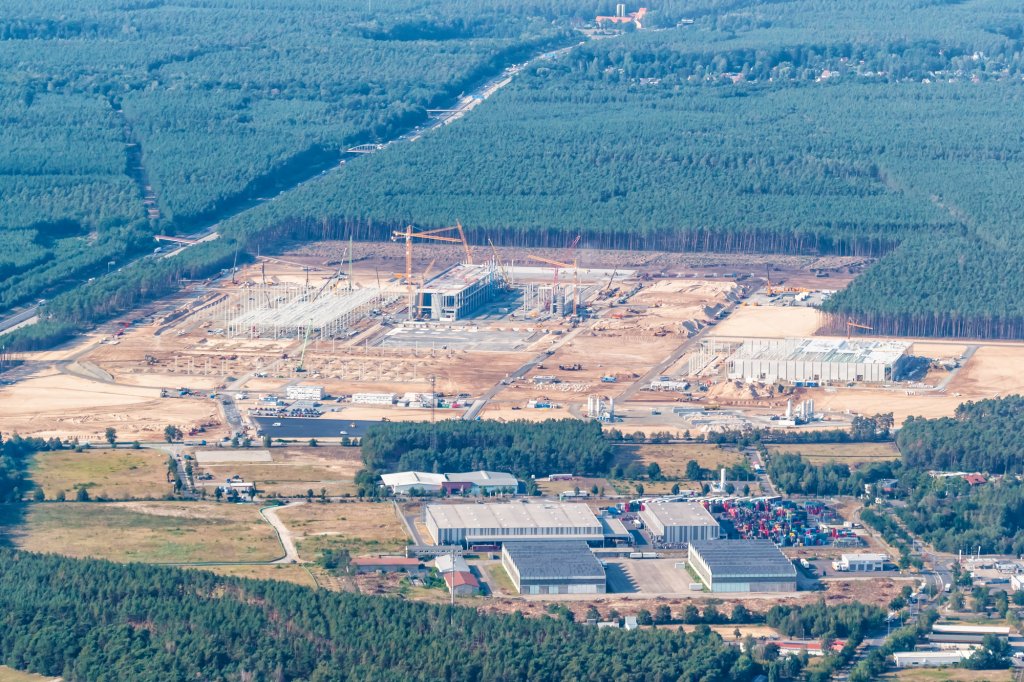 Tesla, compania celui mai bogat om din lumea vrea să depășească rivalii din Europa și să aibă cea mai mare uzină de pe continent