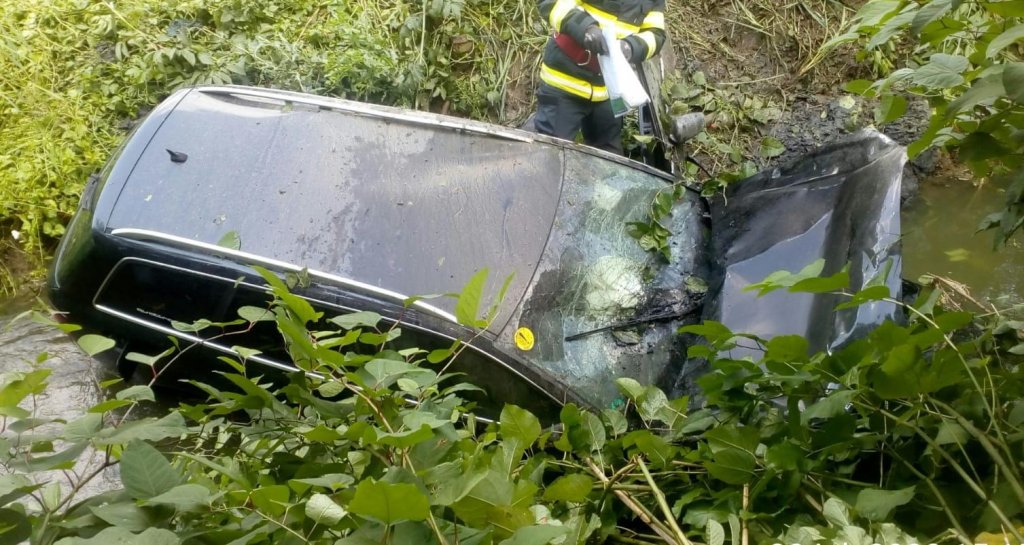 Accident la Nicula. O mașină a căzut în Valea Fizeșului