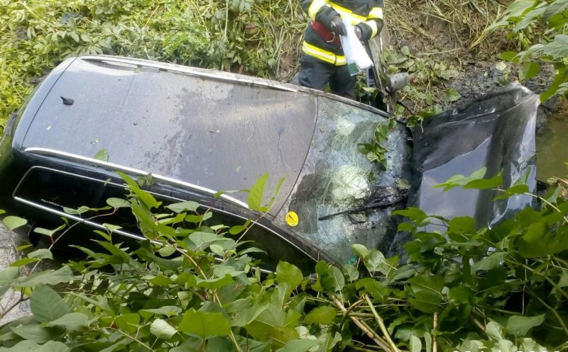 Accident la Nicula. O mașină a căzut în Valea Fizeșului
