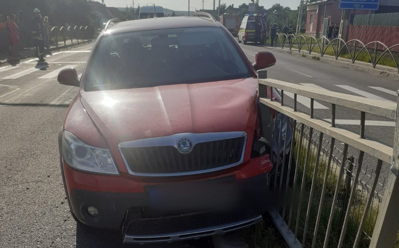 Accident cu trei mașini la Tureni. Un autoturism a ajuns în gardul de pe mijlocul drumului