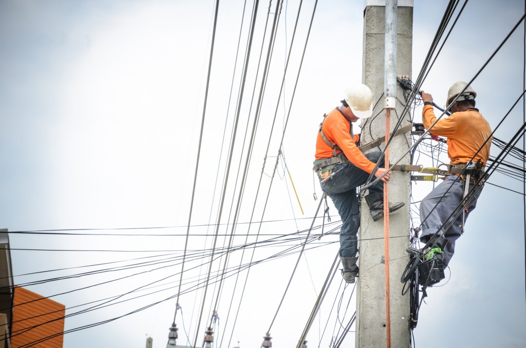 Căzuți la datorie. Doi bărbați au murit electrocutați în timp ce executau lucrări la un stâlp