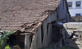 Accient auto la Negreni. O mașină s-a răsturnat în curtea unei gospodării