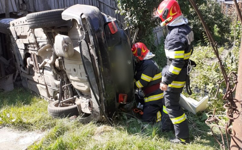 Accident auto la Negreni. O mașină s-a răsturnat în curtea unei case