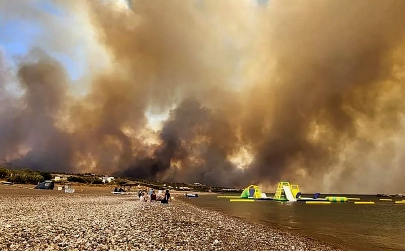 Turiști români amenințați de INCENDIILE din Rodos: Mesaj primit în miez de noapte că sunt în pericol. Au fugit cum au putut cu actele și hainele de pe ei