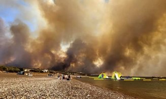 Turiști români amenințați de INCENDIILE din Rodos: Mesaj primit în miez de noapte că sunt în pericol. Au fugit cum au putut cu actele și hainele de pe ei