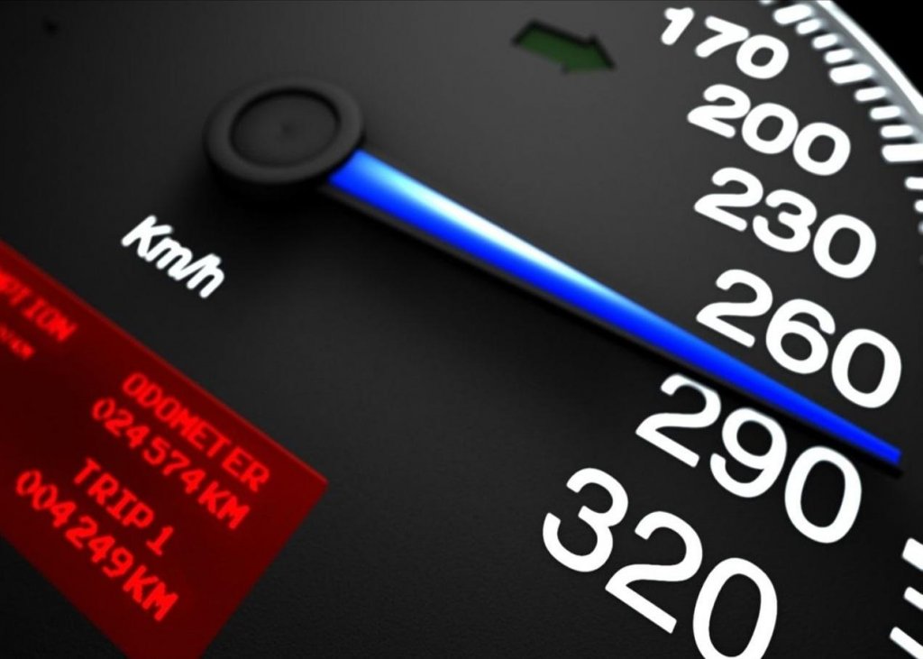 Șofer prins cu peste 200km/h pe autostradă. Adio permis, dar să vezi ce amendă a luat!