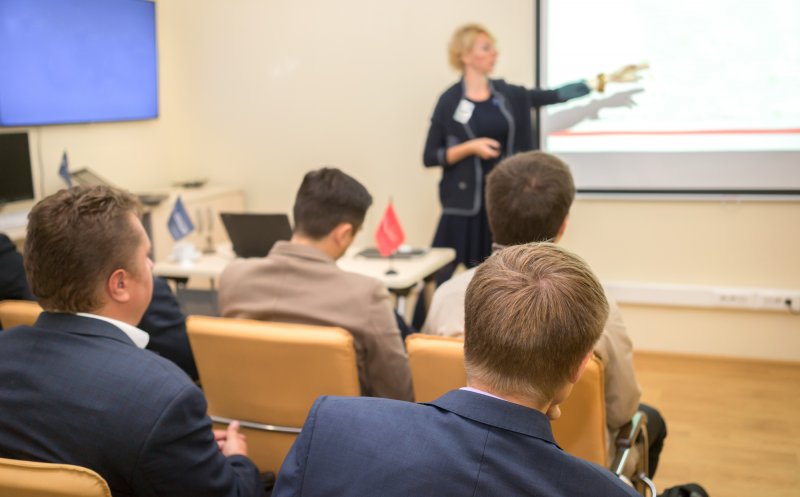 Specialiștii în formare profesională şi învăţământ pot câștiga până la 900 euro pe lună / Multe anunțuri de angajare în Cluj-Napoca