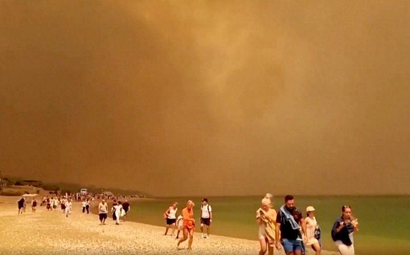Insulele din Grecia afectate de incendii în acest moment / Precizările MAE pentru turiștii români