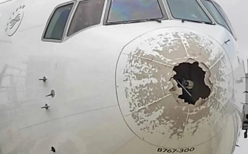 Cum arată un avion după ce a intrat într-o furtună cu grindină uriaşă