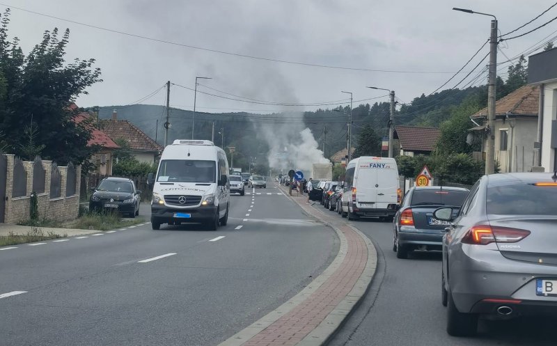 O autoutilitară a luat FOC la coborâre din Feleacu. ISU Cluj intervine