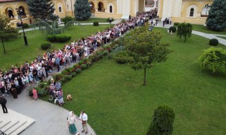 Mii de credincioși s-au închinat la moaștele Sfintei Ana, aduse în România din Italia