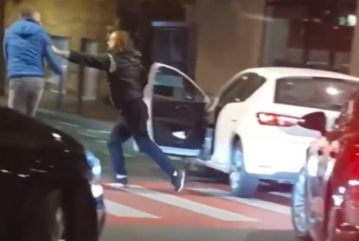 Agresiune brutală în traficul din Cluj. Șofer atacat de doi bărbați furioși