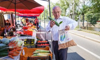 Emil Boc și-a luat straița și a ieșit la cumpărături în piața volantă
