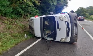 ACCIDENT între o dubă și o mașină pe Cluj - Oradea