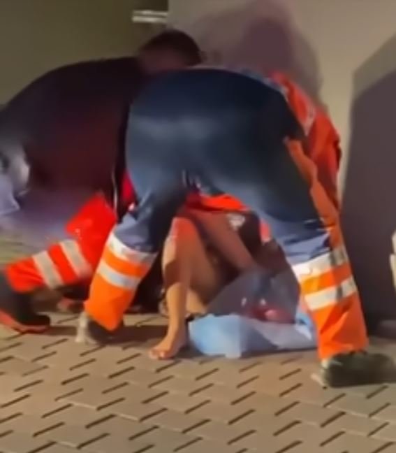 IMAGINI ȘOC! O femeie a născut pe trotuar, după ce nu ar fi fost primită în spital