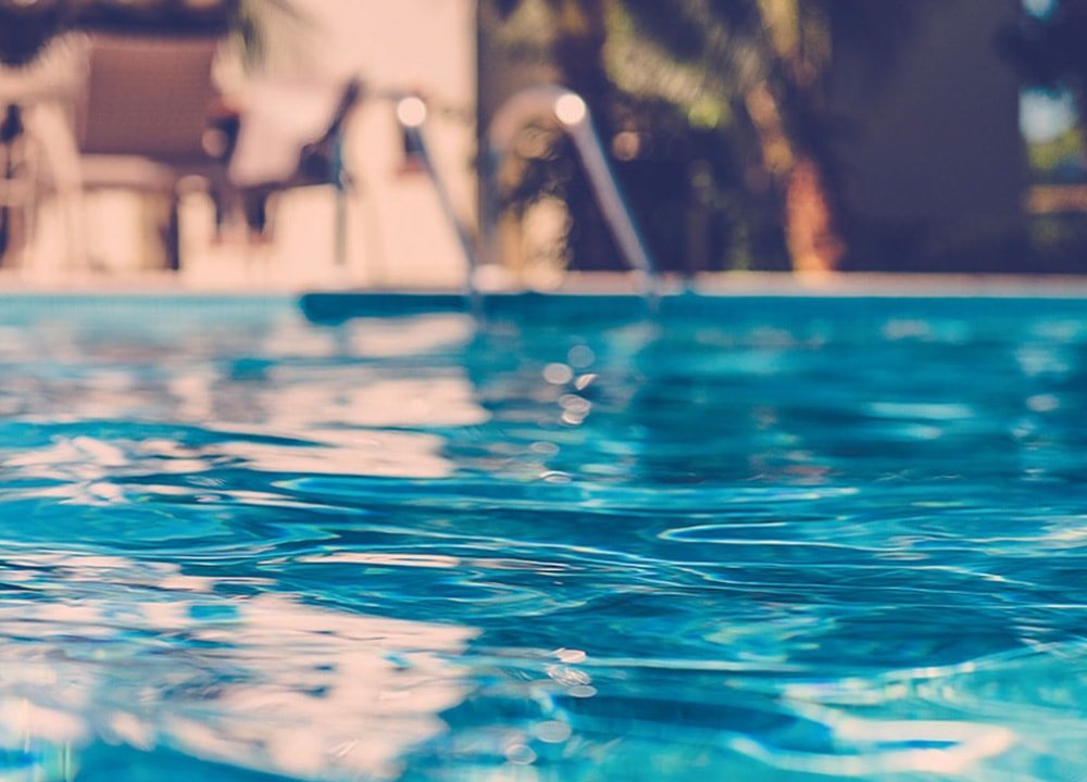 Tânăr în stare gravă după ce a sărit în cap într-o piscină. Ce spun medicii
