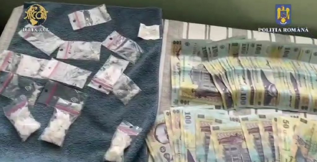 Trei traficanți de droguri, reținuți de polițiștii din Cluj. Au fost confiscate arme, sume mari de bani și substanțe periculoase