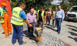 Cum merg lucrările pe strada Valea Chintăului! Primarul s-a băgat la munca de jos