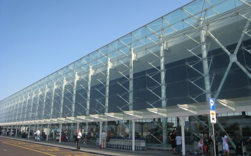 Atenţionare de călătorie transmisă de MAE! Este vorba de un aeroport des frecventat de români