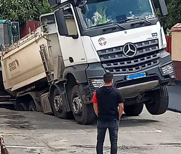 Un camion de zeci de tone s-a SCUFUNDAT în asfalt. Betonul a cedat sub greutatea lui