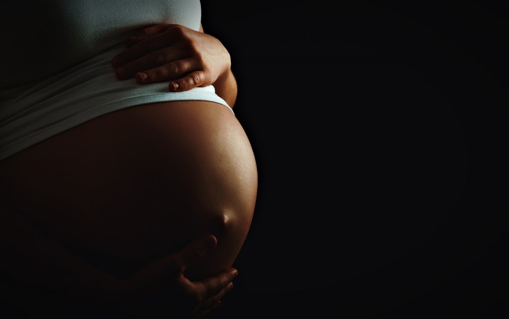 Gravidă în 8 luni, arestată din greșeală în urma unei erori de recunoaştere facială. Poate primi despăgubiri de milioane de dolari