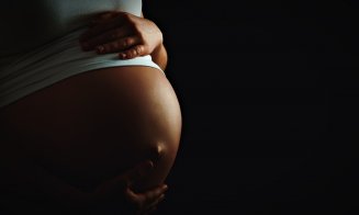 Gravidă în 8 luni, arestată din greșeală în urma unei erori de recunoaştere facială. Poate primi despăgubiri de milioane de dolari