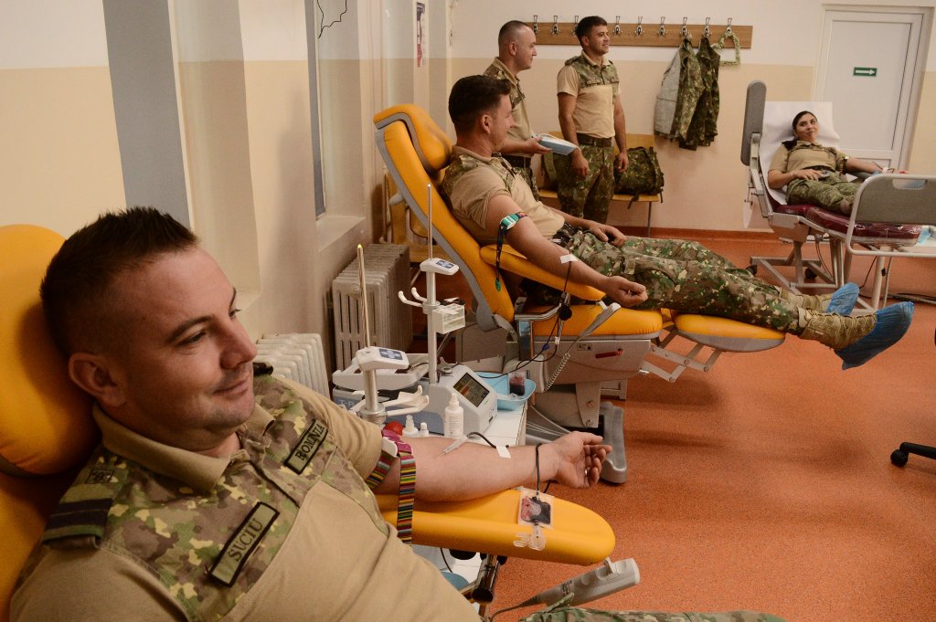 Militarii clujeni au donat sânge pentru a salva vieți. “Fiecare dintre noi putem fi eroi pentru o zi”