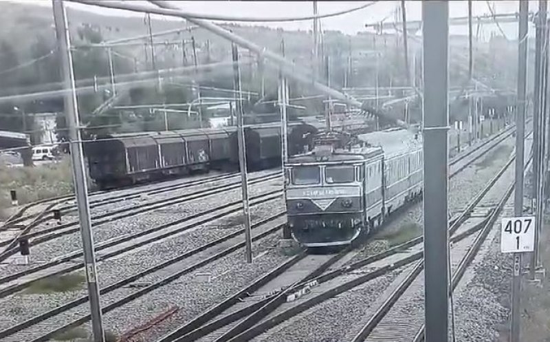 CFR Călători şi CFR Infrastructură, ceartă pe cazul cu ușa căzută la trenul Cluj - București. VIDEO cu momentul în care se rupe ușa