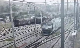 CFR Călători şi CFR Infrastructură, ceartă pe cazul cu ușa căzută la trenul Cluj - București. VIDEO cu momentul în care se rupe ușa