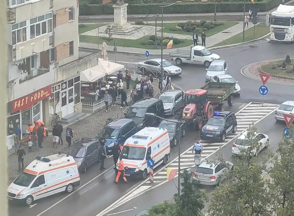 SCANDAL în plină stradă, la Câmpia Turzii! Mai mulți oameni s-au luat la bătaie / Cinci persoane, transportate la spital