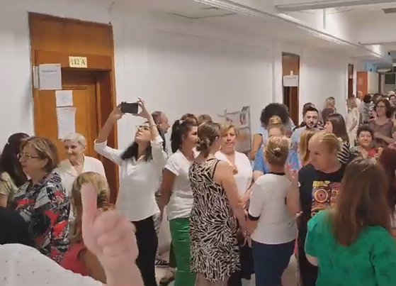 Protest spontan la Finanțe. Angajații au ieșit pe holuri: „Reformele Guvernului ar scădea veniturile cu 700 lei/lună şi ar duce la pierderea locurilor de muncă