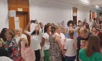 Protest spontan la Finanțe. Angajații au ieșit pe holuri: „Reformele Guvernului ar scădea veniturile cu 700 lei/lună şi ar duce la pierderea locurilor de muncă