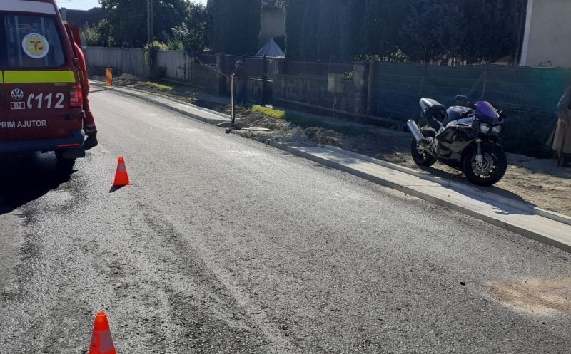Accident în județul Cluj între o mașină și o motocicletă. Un tânăr a refuzat să meargă la spital