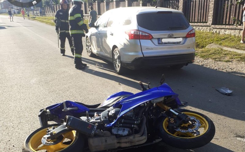 Accident cu o motocicletă și o mașină într-o comună din Cluj. Un tânăr a ajuns la spital. Cum s-a produs incidentul