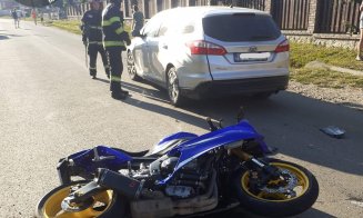 Accident cu o motocicletă și o mașină într-o comună din Cluj. Un tânăr a ajuns la spital. Cum s-a produs incidentul