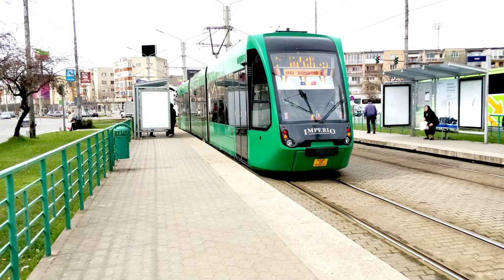 O femeie a murit după ce a fost prinsă între ușile unui tramvai și târâtă de vatmanul căruia nu i-a păsat de viața călătorilor