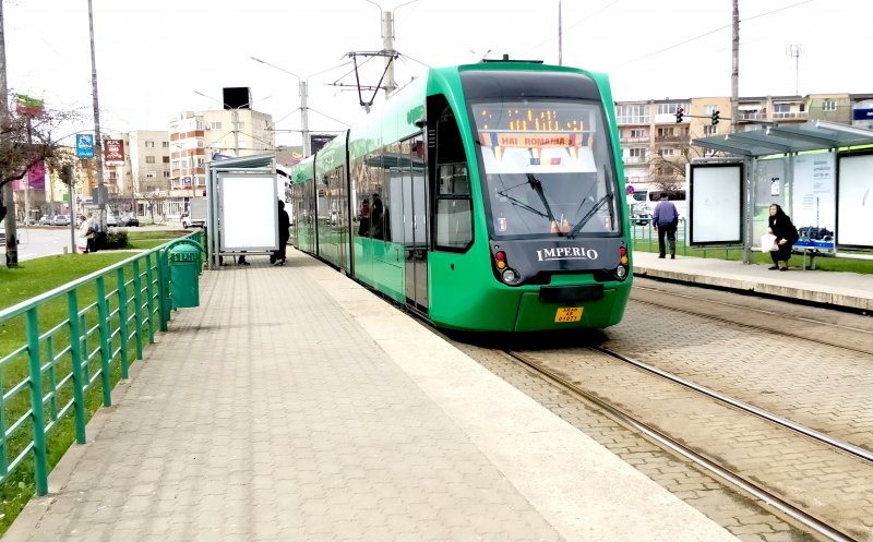 O femeie a murit după ce a fost prinsă între ușile unui tramvai și târâtă de vatmanul căruia nu i-a păsat de viața călătorilor
