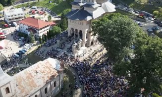 IMAGINI spectaculoase cu drona la Mănăstirea Nicula din Cluj. Zeci de mii de pelerini