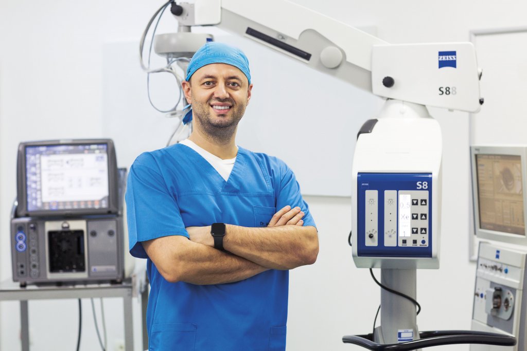Dr. Teodor Holhoș: „Cataracta apare la circa 60% din pacienții de peste 70 de ani. Sunt perioade în care operez zilnic între 20 și 40 de cataracte”