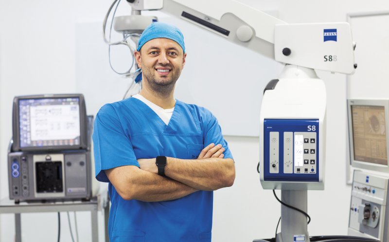 Dr. Teodor Holhoș: „Cataracta apare la circa 60% din pacienții de peste 70 de ani. Sunt perioade în care operez zilnic între 20 și 40 de cataracte”