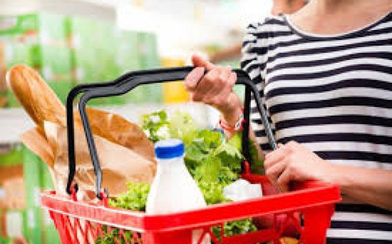 Preţurile alimentelor de bază au scăzut cu până la 43%. Cel mai mult s-au ieftinit roşiile, strugurii, ardeii, cartofii şi ceapa