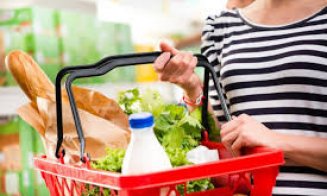 Preţurile alimentelor de bază au scăzut cu până la 43%. Cel mai mult s-au ieftinit roşiile, strugurii, ardeii, cartofii şi ceapa
