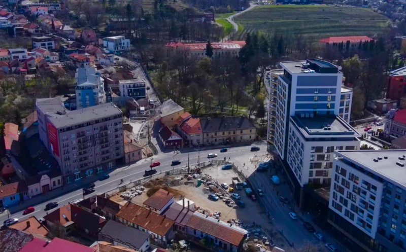 Asfalt pe Calea Moților – Calea Mănăștur până la începutul școlii, intesecție semaforizată la Platinia