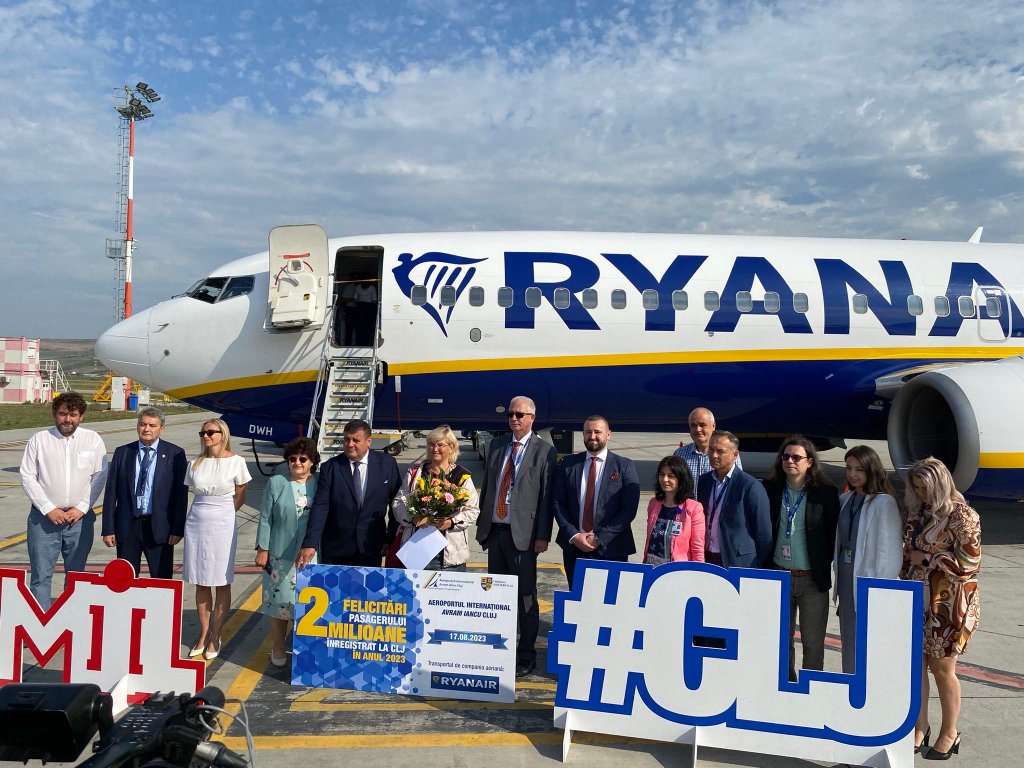 Pasagerul cu numărul 2 milioane din acest an de pe Aeroportul Internațional Cluj. Ce cadou a primit