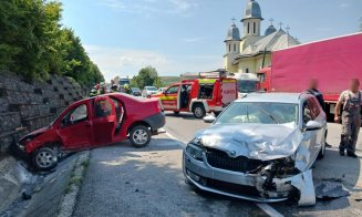 Accident cu două mașini în Bunești! Un autoturism s-a aprins / Bărbat de 80 de ani, transportat la spital