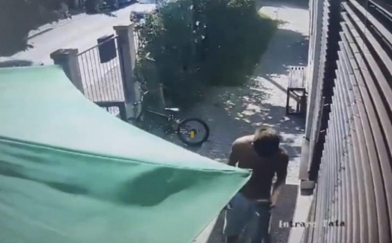Hoț de telefoane, surprins pe o cameră de supraveghere în Cluj-Napoca. A fugit cu telefonul unui copil