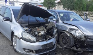 Accident în Huedin. Două mașini s-au ciocnit