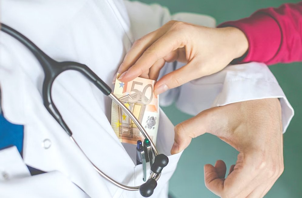 Experienţa unei clujence cu medicii de gardă: "În momentul în care sora mea i-a dat bani, într-un minut m-a ajutat și până atunci m-a lăsat câteva ore să plâng și să urlu de dureri"