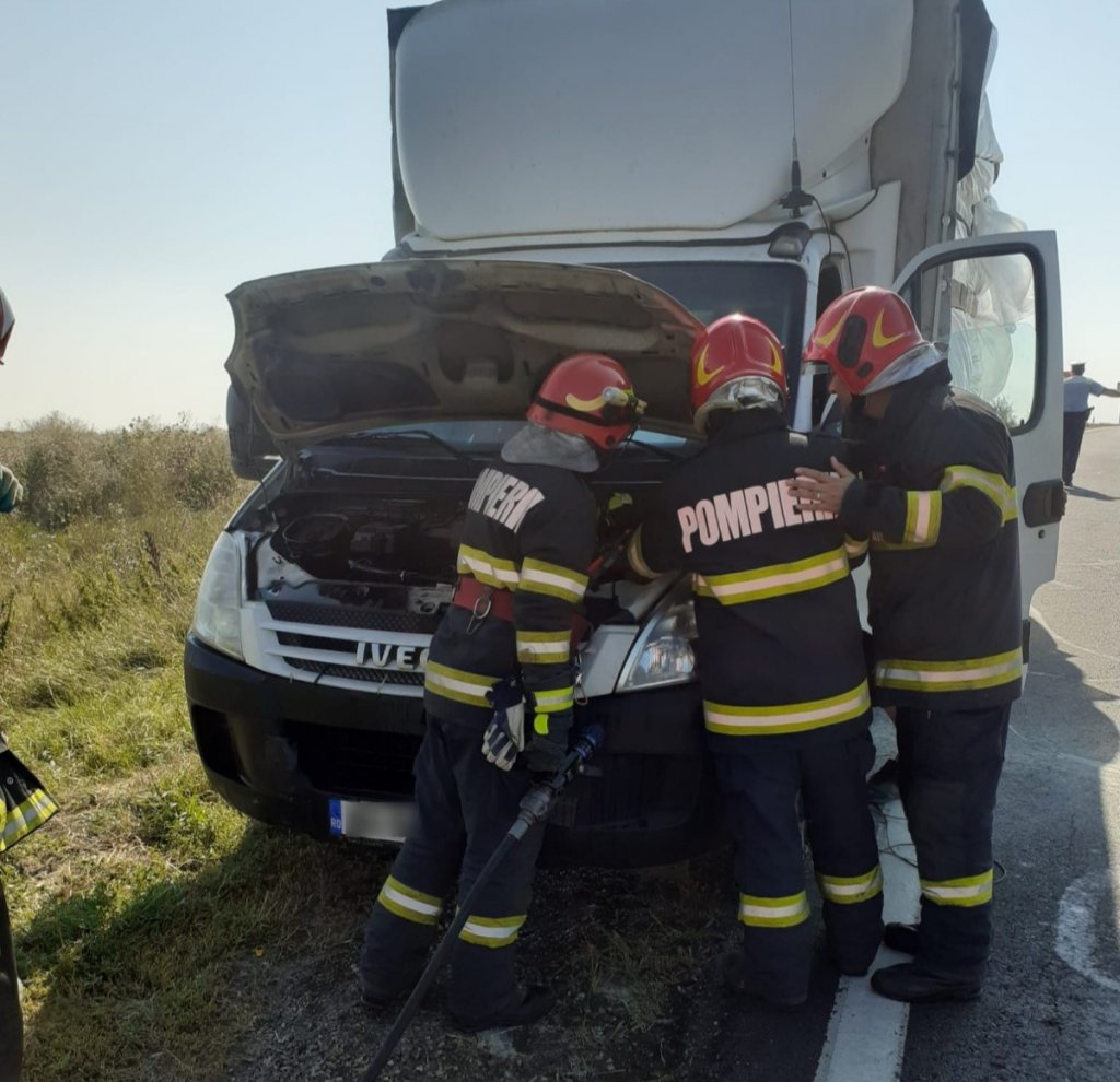 Incendiu în Cluj! O autoutilitară încărcată cu saltele, a luat foc