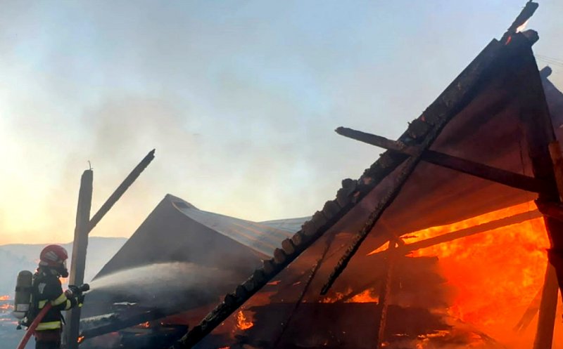 INCENDIU la un depozit de lemne din Mureș, un mort și trei răniți. Pompierii clujeni au trimis autospeciale în ajutor